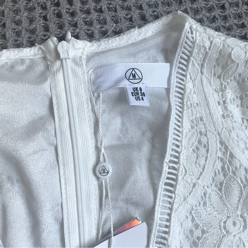 NWT White V-Neck Lace Romper - Picture 3 of 6